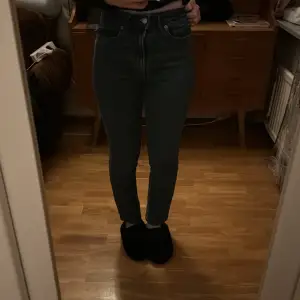 Jeans från H&M, high wast, 34 men passar även 36. Anväd bara 2 gånger för de inte passade mig. 💕