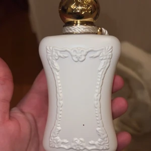 Parfums de marly Sedbury  - Säljer Sedbury från parfums de marly. Köpte den av en annan tjej men doften passade inte mig. Det är ca 75% kvar Nypris 2995kr 