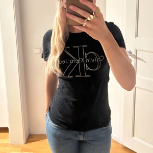Calvin Klein tshirt - Svart Tshirt från Calvin Klein med glittrigt tryck🖤