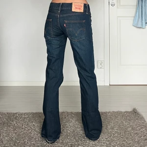Levis - midjemått: 37cm rakt över, innerbenslängd: 80cm 💗 