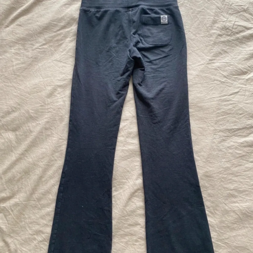 Victorias secret pink mjukisbyxor utsvängda bootcut storlek XS mjukt stretchigt tyg ok skick använda lätt noppriga fläckar nertill.  Midjemått: 34cm  Innerbenslängd: 79cm Ytterbenslängd: 97cm Y2k vintage fairy Coquette københavn. Jeans & Byxor.