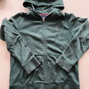 Huvtröja från Gant - Huvtröja med zip från Gant Använd men fortfarande i gott skick