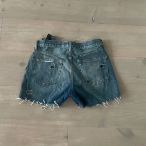 Zara jeans shorts - Säljer perfekt nu inför vår/sommar, korta sitter midwaist med snygga slitage detaljer!