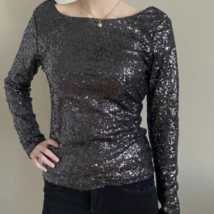 glittertröja med låg rygg - jättefin glittrig tröja som jag köpta på plick till nyår men glömde att jag köpt den så kom inte till användning. Inga dekfekter och köpte för 110 men säljer för 50 kr för den kommer aldrig användas❤️