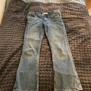 Ett par bootcut jeans med slits på innersidan. 💕 Jeansen har andvänts vid fåtal tillfällen och köptes nydligen. Jag tror att jeansen skulle passa någon som är 150-155 beroende på hur man vill ha dom🩷 Pris kan diskuteras och hör av er vid minsta 🩷🩷