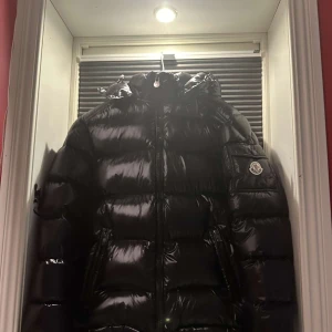 Moncler maya🌟 - Sprillans ny moncler maya 10/10 använd Cirka 2 ggr tar Swish pga av min bank kopplar inte med plick!