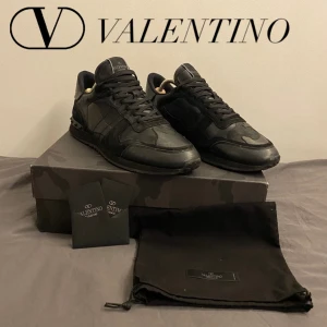 Valentino Ruckrunners - Skorna är i fint skick, använda men forfarande väldigt fräscha. Nypris ca 8000 mitt pris 2099. Hör av dig vid minsta lilla intresse eller funderingar😁 Box, dustbag och extra snören tillkommer.