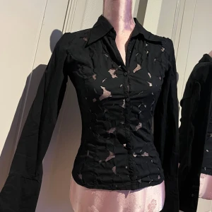 Skjorta  - Skjorta/blus med spets liknande mönster🖤