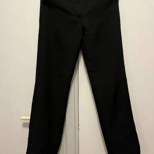 Svarta kostymbyxor från Madlady i storlek EU 32 short. Finns få skavanker, kan skickas privat.(finns pälsdjur i hemmet)