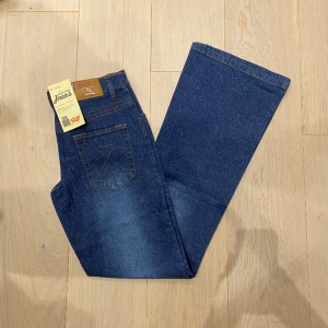 lågmidjade bootcut jeans💕 - midja 76 cm o innerben 85 cm ja e 170 för referens! Glitter ✨ i tyget men syns dåligt på bilderna