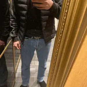 Jack and Jones jeans, storlek 32/32 modell loose lite mer avslappnad passform som är skönt. Pris kan diskuteras. Ny pris typ 700 kan vara mer kan vara mindre minns inte. Skick 7.5 eller en 8 skulle jag säga. Riktigt sköna pm för mer info :)) 