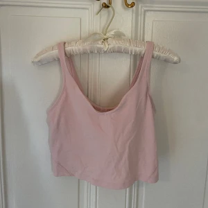 Lululemon ”Align Tank” - Jättecool sporttopp från lululemon, kallad ”align tank”! 🤍 Använt ett fåtal gånger, jättefint skick! 💌