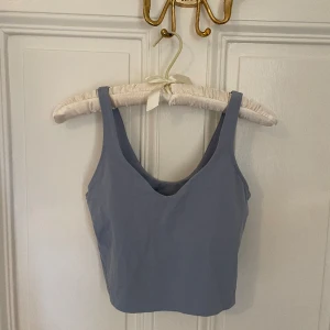 Lululemon “Align Tank” - Jättecool sporttopp från lululemon, kallad ”align tank”! 🤍 Använt ett fåtal gånger, jättefint skick! 💌