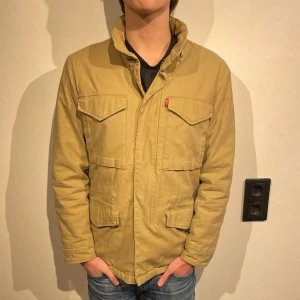 Levi’s field jacka - Tjäna, säljer den sjysta field jacka från Levi’s i storlek S. Tveka inte på att skriva om du har frågor eller vill ha fler bilder📸