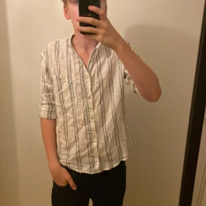 Linne skjorta - Säljer nu en linne skjorta från zara Skick 9/10  Storleken är 11-12 år 152cm Modellen är 162 cm lång 