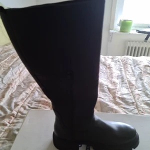 Pace skinnskor, stövlar  - Svarta skinskor. Ny och oanvänd. Passbara vid alla väder. Sitter bra och bekvämt 