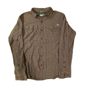 Vintage Columbia skjorta - Sjukt cool brun rutig Columbia skjorta. Tunnt material och Columbias omni-shade teknologi gör det en perfekt luftig skjorta till sommaren. Sitter true to size. Perfekt skick, inga defekter. Skriv för mått eller om du har några frågor!