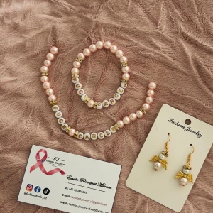 𝐅𝐮𝐜𝐤 𝐂𝐚𝐧𝐜𝐞𝐫 𝐂𝐨𝐥𝐥𝐞𝐜𝐭𝐢𝐨𝐧 - 𝐅𝐮𝐜𝐤 𝐂𝐚𝐧𝐜𝐞𝐫 𝐂𝐨𝐥𝐥𝐞𝐜𝐭𝐢𝐨𝐧 🤍 Finns tillgängligt i: blå, ljusrosa, rosa, vit & svart.   𝐏𝐫𝐢𝐬𝐥𝐢𝐬𝐭𝐚: ‼️NYHET: Halsband - 110 kr Armband - 105 kr Örhänge - 65 kr  10% av vinsten går till bröstcancerfonden 🩷 // 𝓕𝓪𝓼𝓱𝓲𝓸𝓷 𝓙𝓮𝔀𝓮𝓵𝓻𝔂 𝓤𝓕