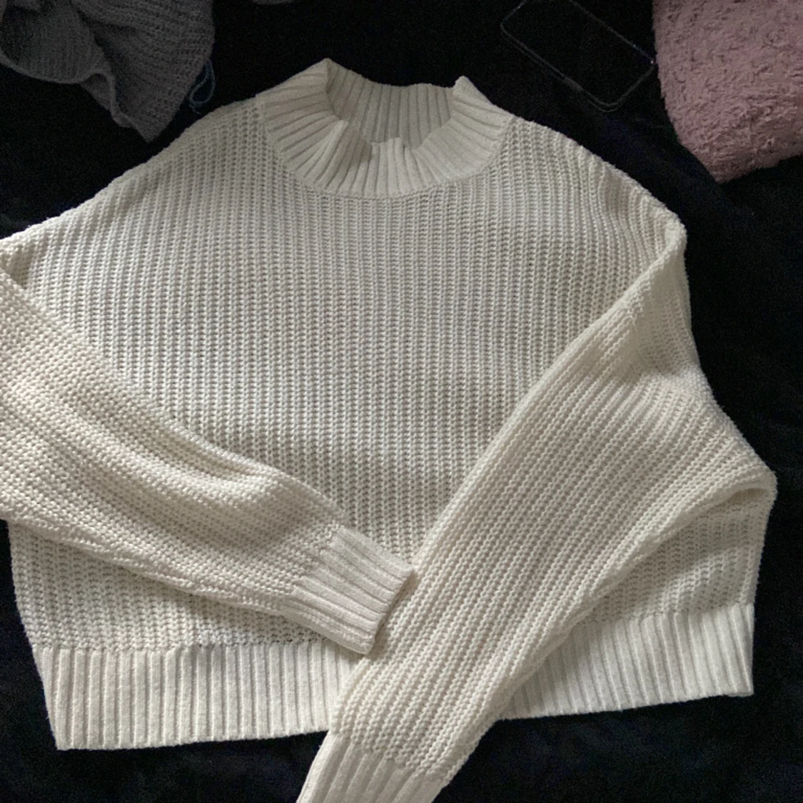 Stickad vit tröja