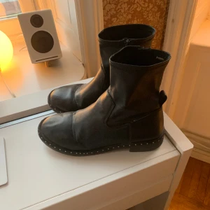 Zara boots! - Säljer mina Zara boots för att de inte kommer till användning. Dem är i ett i användt skick, men det syns inte från långt håll❣️Skriv vid frågor eller intresse🤗