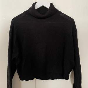 Säljer en svart stickad tröja från HM. Storlek XS. Säljer för 50kr🩷 skriv privat för fler bilder. Köparen står för frakten🩷