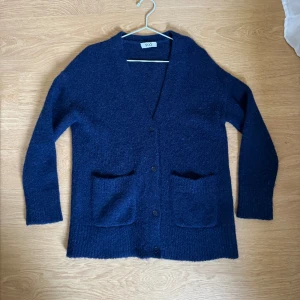 Cardigan - Cardigan från COS i fint skick. Storlek XS. Men stor i storlek.