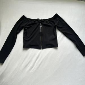 Svart långärmad tröja - Svart långärmad tröja med dragkedja från BikBok i storlek XS.