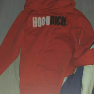 Hoodrich hoodie - Xl i barnstorlek 13-15 år köptes för 700 kr jag säljer den för att jag har bara slutat gillar hoodrich .