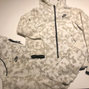 Nike Tech Fleece - Väldigt bra skick. Storlek s på hela tracksuiten.