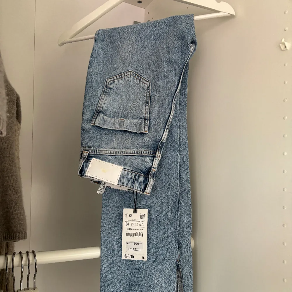 Supersnygga jeans från zara, storlek 32 med slits på insidan av benet. Nya med lapp kvar, dessvärre är där ett litet hår vid midjan på de, men går nog enkelt att laga🤎 Köparen står själv för eventuell fraktkostnad!. Jeans & Byxor.