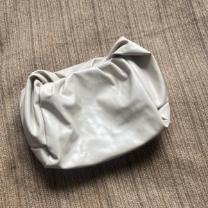 Väska clutch  - Super fint skick som ny. Stoppar in remmen så att det blir som en clutch! Från Nelly tror jag. 