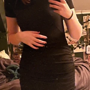 klänning - otroligt skön justerbar längd (2 bild) använts någon gång och i väldigt bra skick 