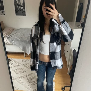 Rutig vårjacka - Säljer denna jättefina rutiga jacka den tyvärr inte kommer till användning längre. Som i nyskick🌼