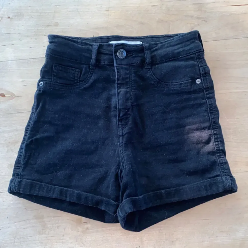 Sköna stretchiga svarta shorts från Gina tricot. Dom är i storlek XS men passar även som storlek S. . Shorts.