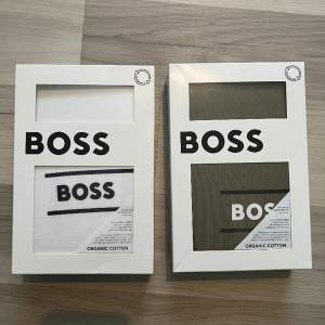 Nya oanvänd Boss T-shirts I sina orginal förpackningar Storlek - XL Färg 1- Khaki 1 - vit 