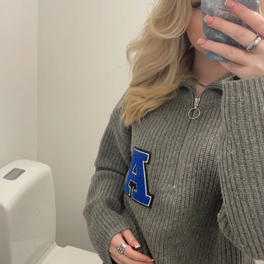 En stickad tröja från Axel arigato. Köpte denna för 3000kr, priset går att diskuteras vid snabb affär. Denna är oversized och så mysig. . Neuleet.
