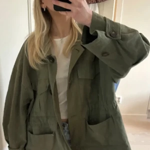 Sjukt snygg vårjacka  - Ursnygg grön jacka perfekt till vår/höst💋💋storlek XL, men sitter som en S/M.  sitter snyggt oversized på en XS/S, men passar alla storlekar vill jag säga 