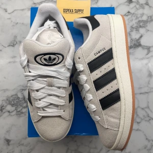 Adidas Campus 00s ”Crystal White” (W) - Helt nya och oanvända Adidas Campus 00s ”Crystal White” (W). Storlek: 40. Pris: 1399.   Skicka ett meddelande vid intresse eller frågor.  Mvh, Oscar 