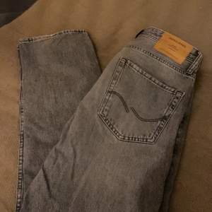 Ljusgrå jeans ifrån Jack & Jones original  Nypris 679kr Loose/ chris passform  Storlek 29,32 Inga defekter osv.