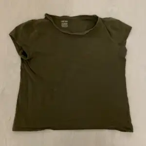 Sage green t-shirt från Kappahl i storlek xs/s. Den har vikt sig vid ”kragen” men det går bara att stryka så blir den bra igen! 🤍 på bild två ser man färgen lite bättre, läs biooo! 💋