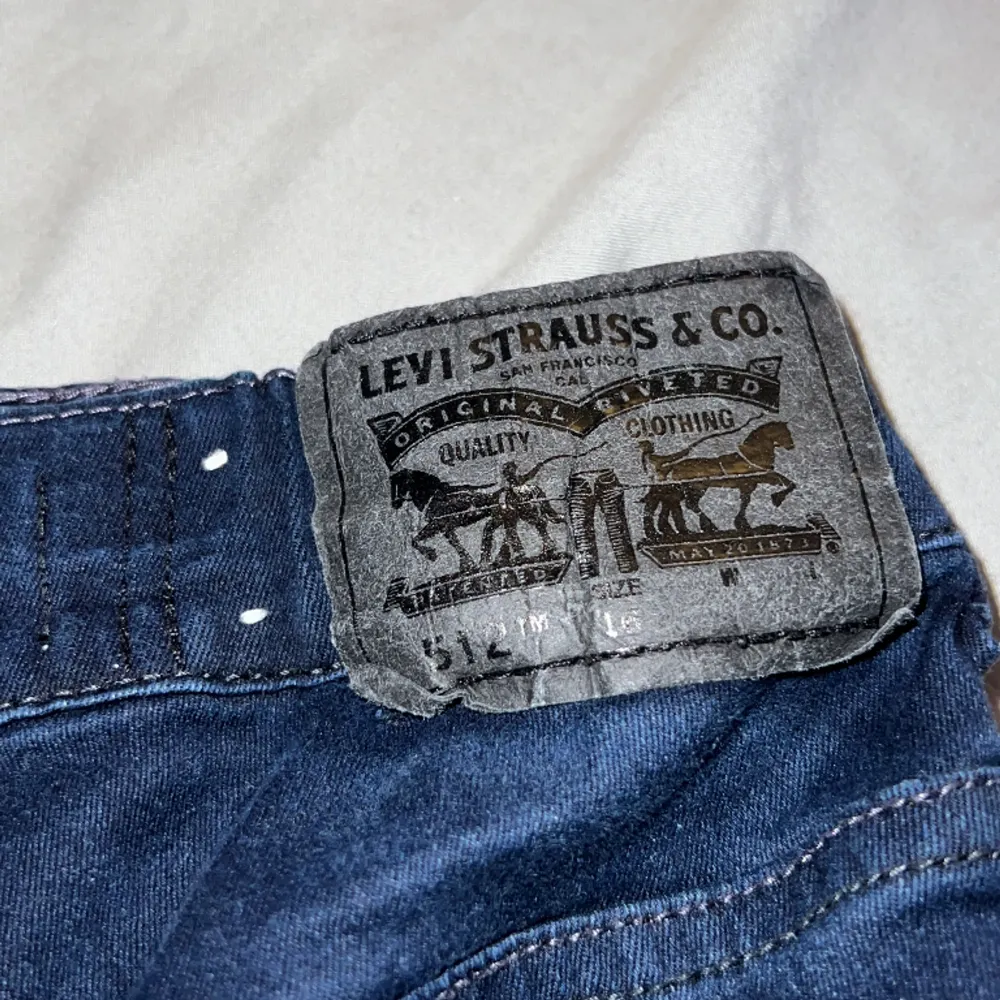 Ett par gamla levis jeans som inte är använda på många år, därför jag säljer biligt, passform-slim. Jeans & Byxor.