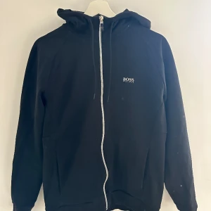 Tjock tröja  - Fint skick Kan skickas med post du står för frakten.  Varan finns i Hjärnarp. 