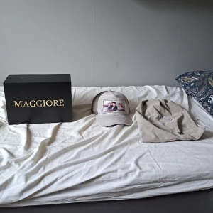 Maggiore keps - 9/10 skick använd ett fåtal gånger. Dustbag och box medföljer. Sort: s3 c9 limited edition, nypris 800 kr, denna kommer aldrig släppas igen, skriv privat vid mintsa fråga eller fundering, eller tydligare bilder. Priset går att sänka vid snabb affär. 