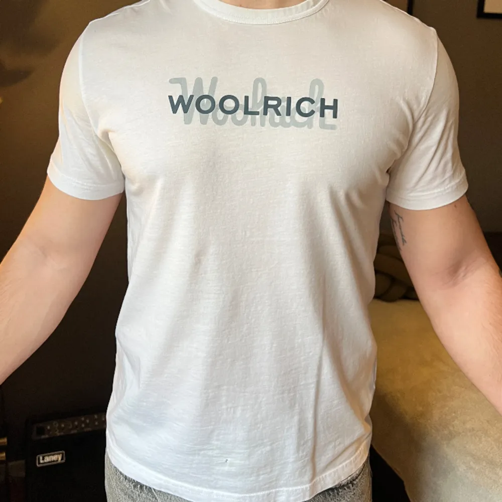 Säljer denna riktigt snygga tshirt från woolrich då jag tyvärr växt ur den. Den är köpt på Woolrich Stockholm vid Stureplan och kvitto finns kvar!  I butik kostar denna runt 900kr  Hör av dig vid frågor.. T-shirts.