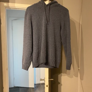 Kashmir Hoodie  - Tja. Säljer min Ljusblå kasmir hoodie från dressman i storlek M har inte använt 2 gånger så nästan som ny🤩 priset kan diskuteras 🤝byten fungerar beror på vad det är ⭐️