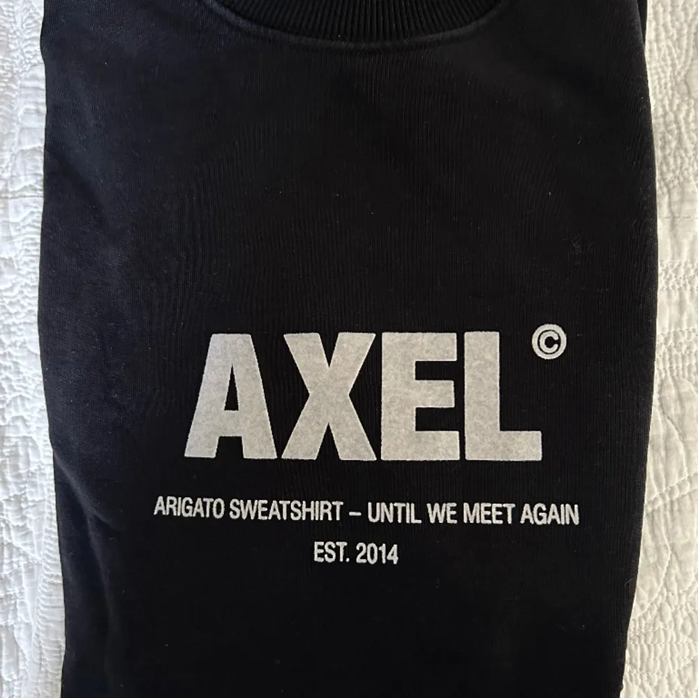 Säljer min Axel arigato tröja pga att den inte kommer till användning längre, fel fri och använd sparsam. . Hoodies.