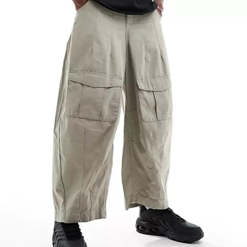 Säljer dessa banger cargobyxor, då jag köpte fel storlek. Alltså helt oanvända! Passformen är väldigt oversized🫶🏼. Farkut & Housut.
