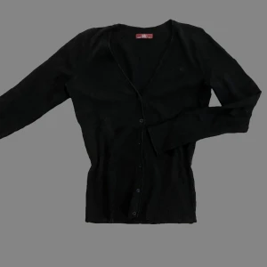 Gullig kofta 🦢 - Gullig svart kofta med märket edc by esprit! 