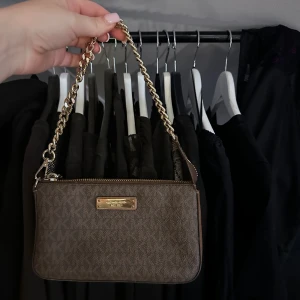 Michael kors väska  - Säljer min söta väska som inte längre är min stil, försiktigt använd så gott som ny!! Självklart äkta 🫶🏽inköpt för 1300 