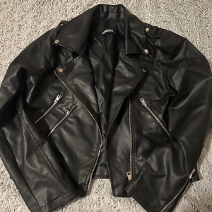 HELT NY SKINNJACKA  - Säljer en helt ny oanvänd skinnjacka för 90kr, passar xxs-xs  beroende på hur man vill att den ska sitta 🖤
